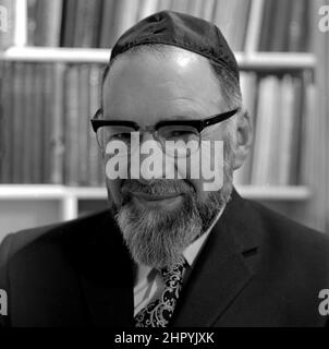 Rabbi Jerachmiel Confnas Ministre de la Park Road Nouvelle Synagogue photographiée chez lui Edgbaston Road, Moseley, Birmingham B13 sur 1972. Le rabbin Jerachmiel Cofnas, qui a servi la communauté de Birmingham pendant 50 ans, est décédé à l'âge de 98 ans. Il est né en 1912 et est décédé le 27 mai 2010, plus de 600 personnes ont assisté vendredi à ses funérailles au cimetière de Philips Park à Manchester. Il est mort à la maison Beenstock à Salford mercredi dernier, le premier jour de Shavuot. Rabbi Cofnas était ministre de l'ancienne Nouvelle Synagogue de Birmingham, mais était également un shochet et respecté comme un mohel d'expert. Né à Vilna, Lituanie, il Banque D'Images