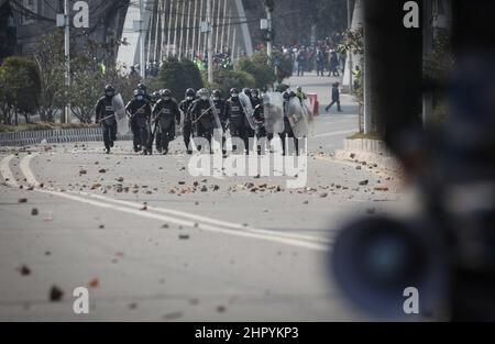 Katmandou, Bagmati, Népal. 24th févr. 2022. Le personnel de police se dirige vers la suite de l'affrontement avec les preneurs lors de la manifestation contre la coopération au défi du millénaire (MCC) à Katmandou, au Népal, le 24 février 2022. De nombreux partis politiques du Népal protestent contre l'American Millennium Challenge Corporation (MCC), un programme américain dans le cadre duquel le Népal recevrait 500 millions de dollars en subventions du gouvernement américain. (Image de crédit : © Sunil Sharma/ZUMA Press Wire) Banque D'Images