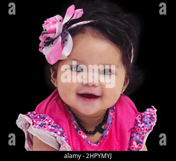 Je suis un amoureux. Studio portrait d'une adorable petite fille isolée sur noir. Banque D'Images