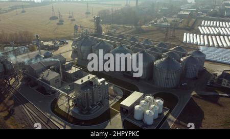 Élévateur de grain paysage. Vue aérienne du Drone. Vue de vol sur Metal Round Silos Banque D'Images