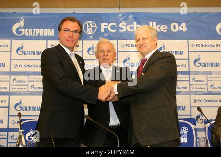 FIro football, Fuvuball 10/10/2006 1st saison Bundesliga 2006/07 FC Schalke 04 PK, conférence de presse à Dresde la société russe de l'énergie GAZPROM, nouveau sponsor principal du FC Schalke 04. À partir du 1st janvier 2007, les mineurs portent le logo GAZPROM sur leurs coffres. De droite à gauche : Sergei A. FURSENKO, Petersbourg, Gerd REHBERG, Schalke 04, Clemens TvñNNIES, Schalke 04 après la signature du contrat copyright par firo sportphoto: Pfefferackerstr. 2A 45894 Gelsenkirchen www.firosportphoto.de mail@firosportphoto.de (Volksbank Bochum-Witten) BLZ.: 430 601 29 Kt. N° : 341 117 100 Tél. : 0209 - 9304402 Fax : 0209 - Banque D'Images