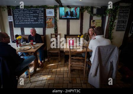 La Russie envahit l'Ukraine vue à la télévision dans le bar à vin Thaxted Essex, Royaume-Uni. 24th févr. 2022. Comme les clients de Parraches Wine Bar à Thaxted Essex UK mangent leur déjeuner, la télévision montre le Premier ministre britannique Boris Johnson sur la BBC après l'invasion de l'Ukraine par la Russie aujourd'hui. Crédit : BRIAN HARRIS/Alay Live News Banque D'Images