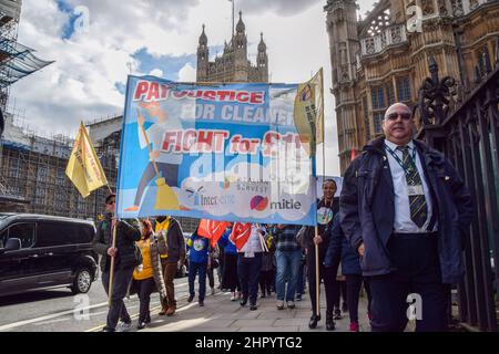Londres, Royaume-Uni. 23rd févr. 2022. Les manifestants portent une bannière « payer justice pour les femmes de ménage » pendant la manifestation. Les nettoyeurs de chemins de fer en grève ont défilé à Westminster pour exiger un salaire plus juste. (Photo de Vuk Valcic/SOPA Images/Sipa USA) crédit: SIPA USA/Alay Live News Banque D'Images