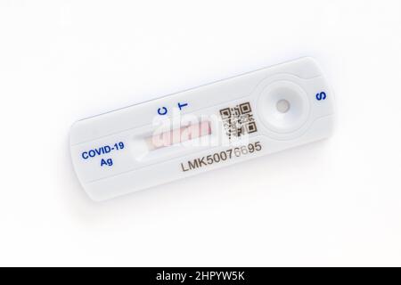 Test de débit latéral Covid-19 montrant deux lignes rouges faibles donnant un résultat positif même avant que l'échantillon n'ait encore atteint l'extrémité de la membrane -UK Banque D'Images