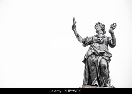 07-2019 Oxford UK - Statue principale muse sur le Clarendon Building à Oxford UK - Drama femme tenant des masques de théâtre - naturellement isolée contre le ciel blanc Banque D'Images