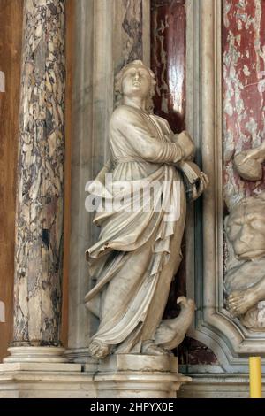 Saint Jean l'Evangéliste statue sur l'autel de Saint Jérôme dans le Saint John the Baptist Church, à Zagreb, Croatie Banque D'Images