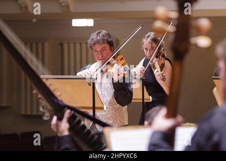 Le violoniste Adrian Chandler répète avec les ensembles la Serenissima, le groupe a été fondé par Adrian alors qu'il était encore au Collège royal de musique. Le groupe est spécialisé dans la musique du compositeur vénitien baroque Antonio Vivaldi. Cadogan Hall, Sloane Terrace, Londres, Royaume-Uni. 7 févr. 2008 Banque D'Images