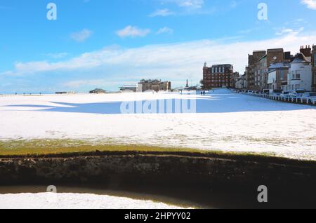 Fife, Écosse, 24th février 2022, chute de neige sur le célèbre Old course St Andrews.Fife, Écosse, Royaume-Uni Banque D'Images