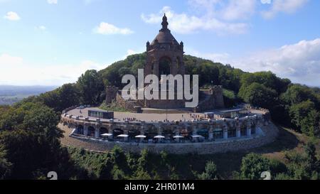 Luftaufahme vom Kaiser Wilhelm Denkmal Porta Westfalica Banque D'Images