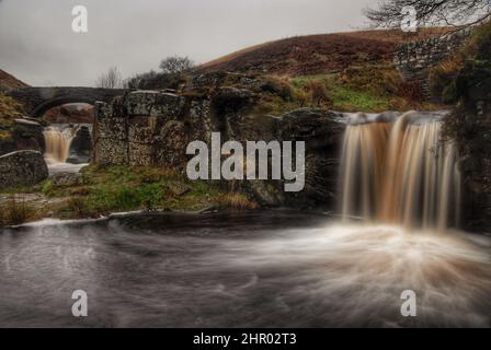 Le Three Shires Head est un lieu emblématique à visiter dans le Peak District et hass, l'une des promenades classiques en cascade dans le Dark Peak Area. Banque D'Images