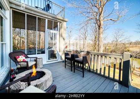 Une terrasse très confortable avec une cheminée et une vue sur le lac. Banque D'Images