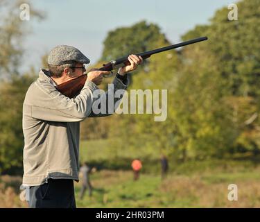 homme sur une journée de tir de pigeon d'argile simulée Banque D'Images