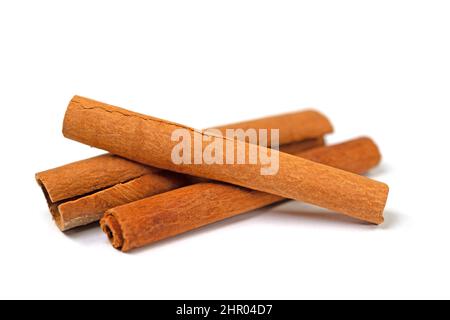 Bâtonnets de cannelle isolés sur fond blanc Banque D'Images