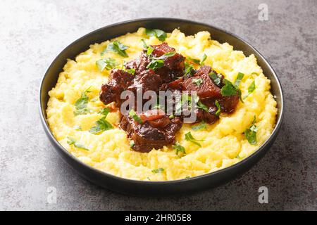 Plat traditionnel de la cuisine brésilienne de la rabada de queue d'oxtail sur une plaque sur la table en béton. Horizontale Banque D'Images