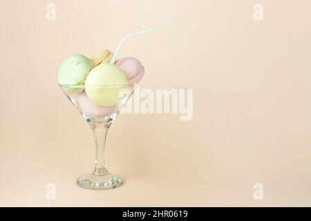 Le guimauve coloré ressemble à des macarons en verre. Macarons de guimauves multicolores Banque D'Images