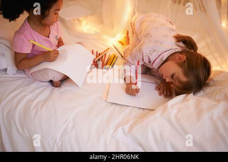 J'ADORE les lueurs. Photo de petites filles mignonnes ayant un sleepover. Banque D'Images