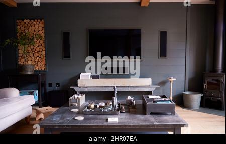 Intérieur du salon avec télévision dans une maison ou un appartement moderne en plan ouvert Banque D'Images