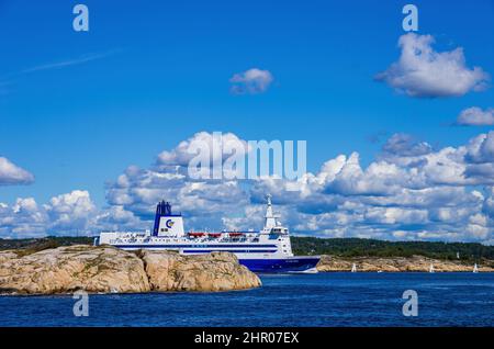 Strömstad, Bohuslän, Västra Götalands län, Suède : la COULEUR du ferry VIKING de la LIGNE de COULEUR norvégienne du ferry navigue à travers l'archipel. Banque D'Images