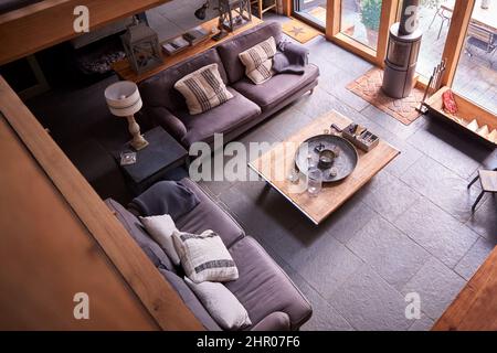 Vue sur le salon dans une maison moderne ouverte ou un appartement avec canapés et table Banque D'Images