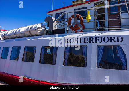 Le ferry KOSTERFJORD accoste au stade d'atterrissage de l'île de Koster Nord, îles de Koster, à environ 10 km au sud-ouest de Strömstad, Bohuslän, Suède. Banque D'Images