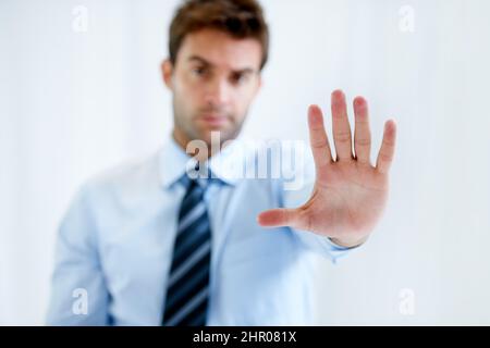 Connaissez vos limites. Portrait d'un homme d'affaires avec une expression de la poupe et tenant sa main dans un mouvement d'arrêt. Banque D'Images