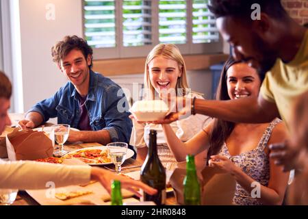 Groupe multi-culturel d'amis appréciant la bière et la pizza partie à la maison ensemble Banque D'Images