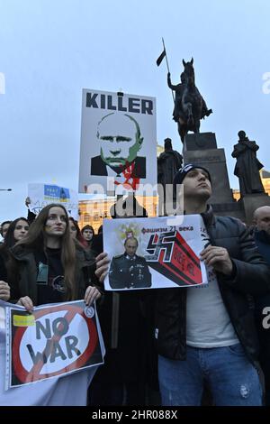 Prague, République tchèque. 24th févr. 2022. La manifestation en faveur de l'Ukraine, qui a été attaquée par l'armée russe le même jour, a eu lieu le 24 février 2022 sur la place Venceslas à Prague (République tchèque). Crédit : vit Simanek/CTK photo/Alay Live News Banque D'Images