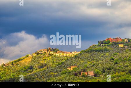 Montecatini Alto - village médiéval au-dessus de la ville de Montecatini terme avec paysage environnant en Toscane, Italie, Europe. Banque D'Images