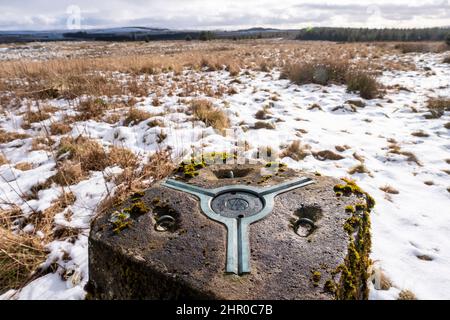 Pilier de triangulation sur le sommet de Camilty Hill, (290m) West Lothian, Écosse. Banque D'Images