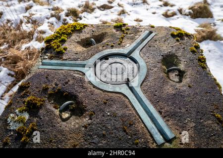 Pilier de triangulation sur le sommet de Camilty Hill, (290m) West Lothian, Écosse. Banque D'Images