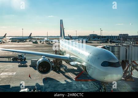 New York City, États-Unis - 28 janvier 2022 : Delta Airbus 330 se prépare pour le prochain vol. Ravitaillement et vérification de l'avion à l'aéroport JFK Banque D'Images