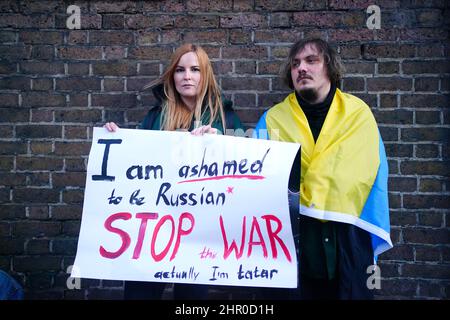 Une femme prétendant être un tatar, un groupe ethnique turc originaire de la région de Volga-Oural en Russie, proteste contre l'invasion russe de l'Ukraine devant l'ambassade de Russie à Kensington, Londres. Date de la photo : jeudi 24 février 202. Banque D'Images