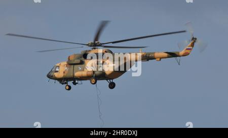 Moscou Russie 26 AOÛT 2015 hélicoptère militaire russe volant dans le ciel bleu. MIL mi-17 Hip russe moyen de transport à deux turbines et hélicoptère militaire armé de canonnière Banque D'Images