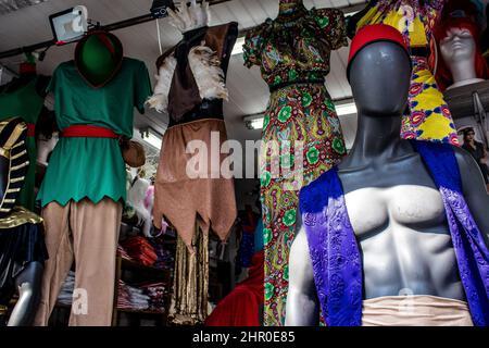 Tel Aviv, Israël - 21 février 2022 costumes et accessoires vendus dans les magasins de tel Aviv pour la célébration du carnaval de Purim qui a lieu le 16 mars Banque D'Images