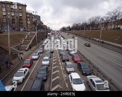 Moscou/Kiev. 24th févr. 2022. Photo prise le 24 février 2022 montre des véhicules faisant la queue pour quitter la ville de Kiev, en Ukraine. Credit: Sergey Starostenko/Xinhua/Alay Live News Banque D'Images