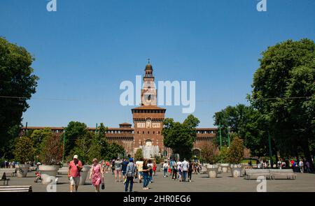 Milan, Lombardie, Italie, Europe. Le château de Sforza (Castello Sforzesco), construit au 15th siècle par le duc Francesco Sforza, est situé dans le centre de la ville. Porte de Filarete (Porta del Filarete) ou Tour Umberto I, l'entrée principale du château. Le château vu de la place Cairoli. Banque D'Images