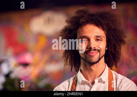 Portrait d'un serveur masculin souriant travaillant nuit au Bar Restaurant ou au Club Banque D'Images