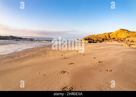 La magnifique baie de Cloughglass et la plage de Burtonport dans le comté de Donegal - Irlande. Banque D'Images