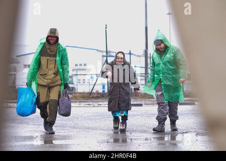Rostov, Russie. 24th févr. 2022. Une femme de Donbass arrive dans la région de Rostov, en Russie, le 24 février 2022. Credit: Andrey Bok/Xinhua/Alay Live News Banque D'Images