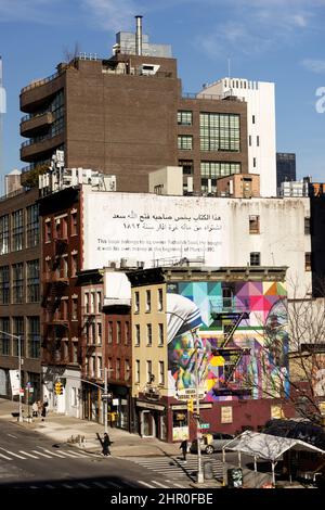 Buidlings et Street art vus de la High Line à New York, États-Unis. Banque D'Images