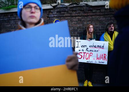 Une femme prétendant être un tatar (centre), un groupe ethnique turc originaire de la région de Volga-Oural en Russie, proteste contre l'invasion russe de l'Ukraine devant l'ambassade russe à Kensington, Londres. Date de la photo : jeudi 24 février 202. Banque D'Images