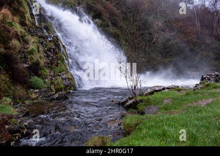 Cascade d'Assaranca par Ardara dans le comté de Donegal - Irlande. Banque D'Images