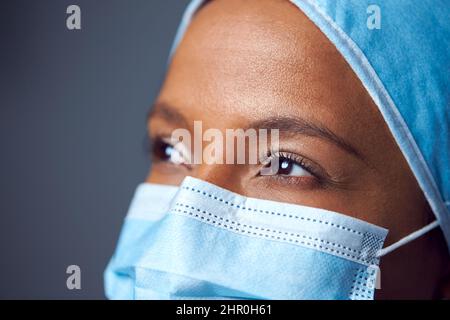 Gros plan Studio Portrait d'un chirurgien féminin portant des gommages et un masque facial Banque D'Images