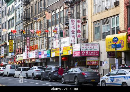 Entreprises le long d'East Broadway dans Chinatown, New York City. Banque D'Images