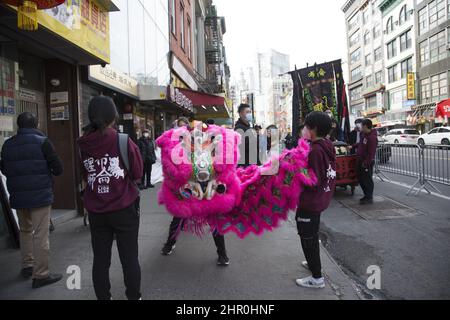 Les jeunes danseurs de lion apportent de la chance aux entreprises de Chinatown le long d'East Broadway lors des célébrations du nouvel an chinois en 2022, l'année du tigre Banque D'Images