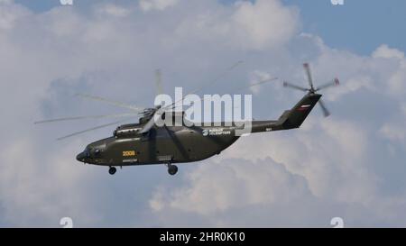 Moscou Russie LE 26 AOÛT 2015 Mil mi-26 hélicoptère de transport lourd russe de Halo en vol dans le ciel bleu. MIL mi-26 Halo est l'hélicoptère le plus grand et le plus puissant du monde. Banque D'Images