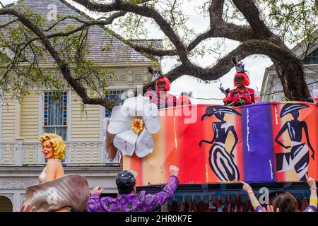 NOUVELLE-ORLÉANS, LA, États-Unis - 20 FÉVRIER 2022 : Femme Fatale Parade flottent avec des cavaliers passe des maisons et agite des spectateurs sur l'avenue Saint-Charles Banque D'Images