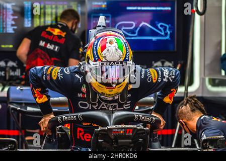 Barcelone, Espagne. 24 février 2022 : SERGIO PEREZ (MEX) de l'équipe Red Bull entre son RB18 dans le garage de l'équipe au deuxième jour des essais d'hiver de Formule 1 sur le circuit de Catalunya Banque D'Images