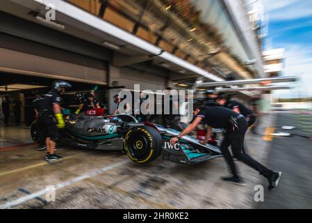 Barcelone, Espagne. 24 février 2022 : GEORGE RUSSEL (GBR) de l'équipe Mercedes dans son W13 lors d'un arrêt de fosse au deuxième jour des essais d'hiver de Formule 1 au circuit de Catalunya Banque D'Images