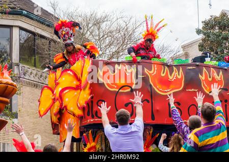 LA NOUVELLE-ORLÉANS, LA, États-Unis - 20 FÉVRIER 2022 : des femmes flottent des cavaliers qui lancent des perles à la parade Kreme Fatale sur l'avenue St. Charles Banque D'Images